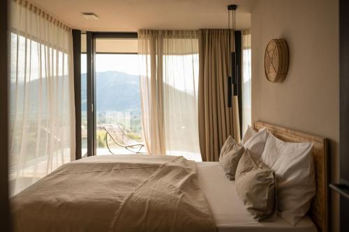 思科纳Villa Goyen的一间卧室设有一张大床和大窗户
