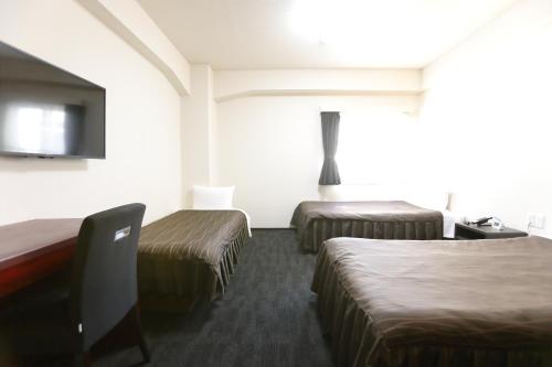 大阪大阪科罗纳酒店的酒店客房设有两张床和一台平面电视。