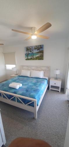 库鲁姆海滩潘达纳斯库鲁姆海滩酒店的一间卧室配有一张大床和吊扇
