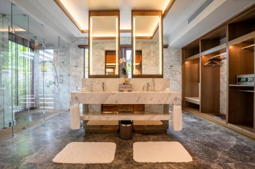 怡保万雅岚温泉度假村 的一间带大水槽和镜子的浴室