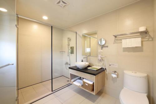 花莲市TC慢旅 花莲忠孝馆的浴室配有卫生间、盥洗盆和淋浴。