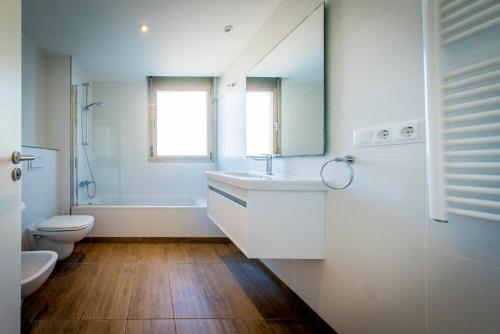 伊维萨镇06 LUXURY MARINA 3 BEDROOMS的白色的浴室设有水槽和卫生间。