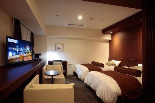 大阪大阪广场酒店的酒店客房设有两张床和一台平面电视。
