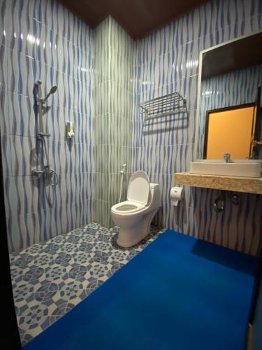 纳闽巴霍Christika Homestay的一间带卫生间、水槽和镜子的浴室