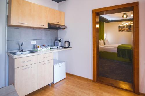 锡比乌Rabbit Hole Superior Extension的带水槽的厨房和1间带床的房间