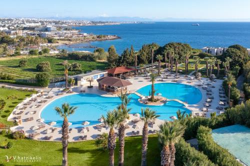 罗德岛卡利地亚Kresten Palace Hotel的享有带游泳池的度假村的空中景致