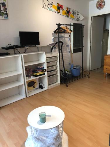 苏佩贝斯Appartement Super Besse的客厅配有桌子和电视