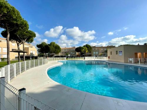奇克拉纳－德拉弗龙特拉Apartamento Campo de Golf的一座大型游泳池四周设有围栏