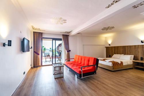 比泰兹Costa Bitezhan Hotel - All Inclusive的酒店客房,配有床和沙发