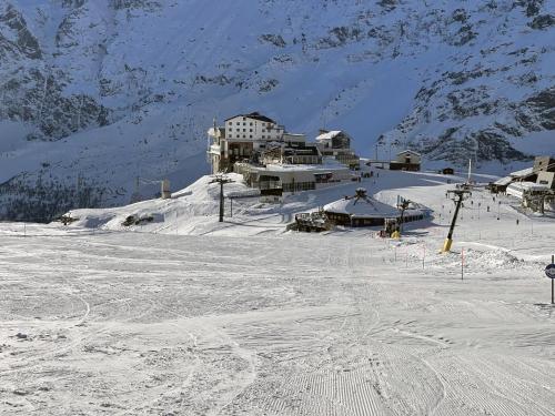 布勒伊-切尔维尼亚勒杉贝克酒店的雪 ⁇ 山的滑雪小屋,设有滑雪场