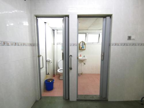 乌鲁地南Cosy Homestay Ulu Tiram的浴室设有通往卫生间的门。