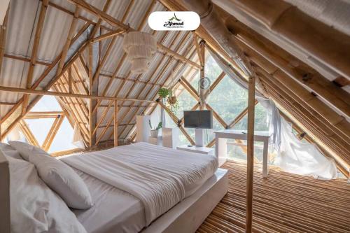 万隆Ahmad Lodge Garden View的一张位于带大窗户的房间内的床铺