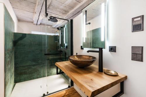 康斯坦茨Goldliebe的一间带木制水槽和玻璃淋浴的浴室