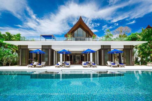 芭东海滩Kon Sang Villa的别墅 - 带游泳池和蓝伞