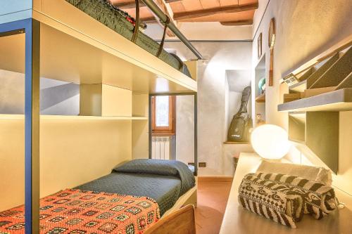 皮恩扎Renaissance Apartment的一间卧室设有双层床和楼梯。
