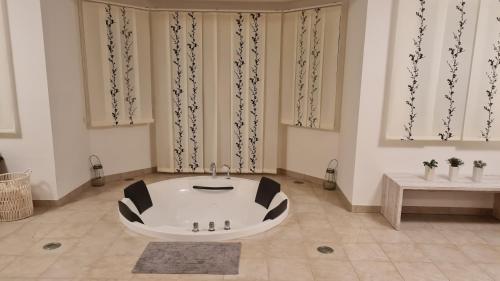 HartelsbergHorská chata KorAlpe的带浴缸的带窗帘的房间