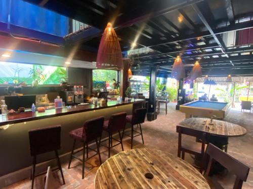 岘港Rom Casa Hostel Da Nang的一间带酒吧和台球桌的餐厅