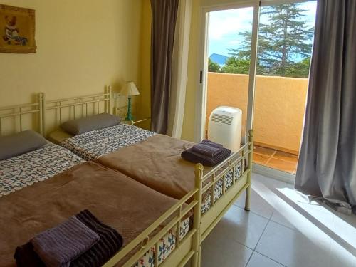 阿尔啼阿乐马尼亚别墅的一间卧室设有两张单人床和一个窗户。