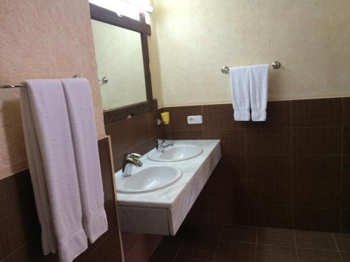 ProgledVilla O Sole Mio的浴室设有2个水槽、镜子和毛巾。