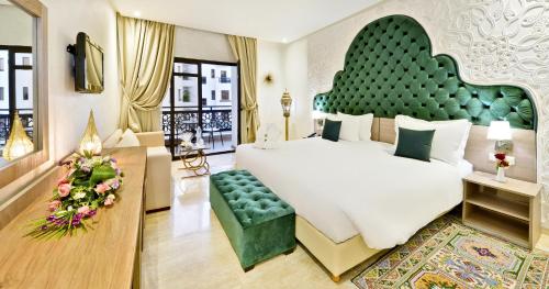 非斯Fes Heritage Boutique luxury Hotel的一间卧室设有一张大床和绿色床头板