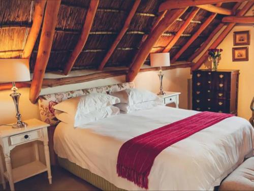 帕尔De Kleijne Bos的一间卧室配有一张大床和两盏灯。