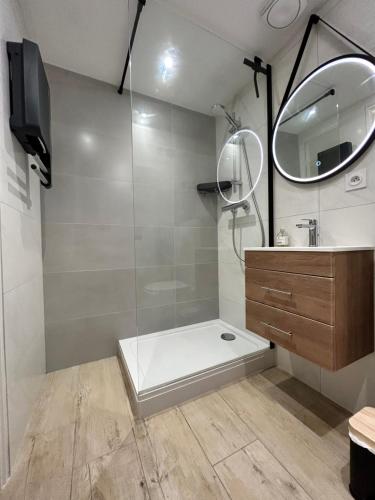 圣让-德蒙Magnifique Maison forêt & Mer avec piscine - Wifi的带淋浴、水槽和镜子的浴室