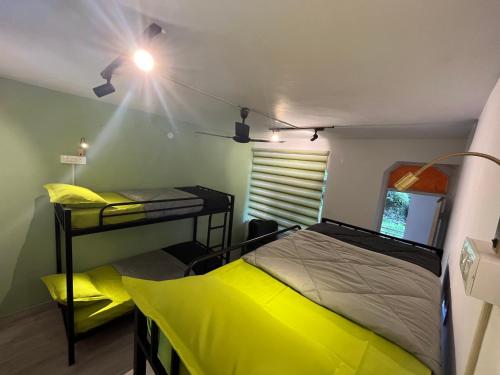 麦罗肯机Himtrek Stays,Mcleodganj的一间卧室配有两张双层床和一盏灯。