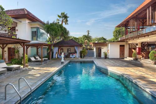 沙努尔若斯帕缇海滩酒店 的房屋前的游泳池