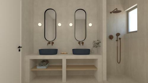 斯基亚索斯镇Skiathos Ammos Luxury Apartments的浴室设有2个水槽和2面镜子