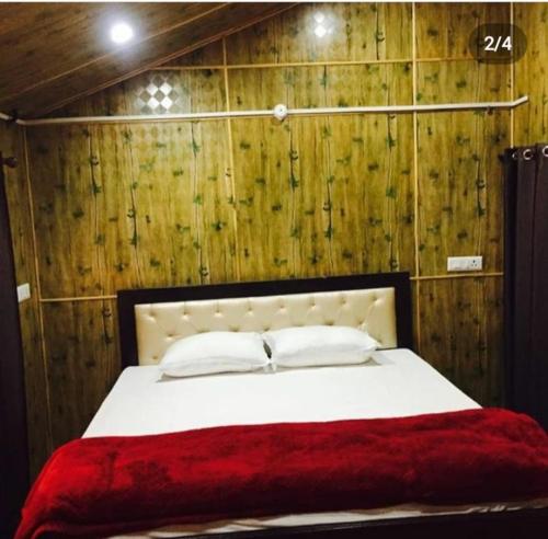 柴尔Golden valley cottages, Chail的卧室配有一张带红色毯子的白色床