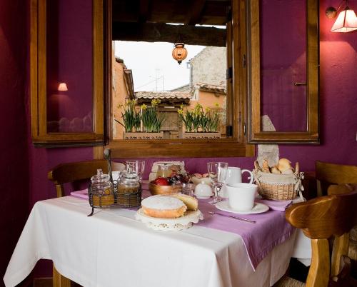 Losana de PirónEl Planeta Escondido的一张桌子,上面有白色的桌布和食物