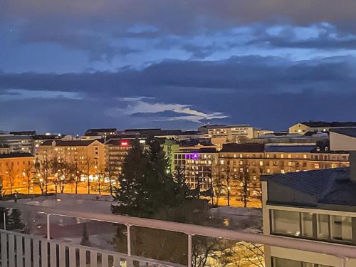 赫尔辛基Holiday Home Helsinki rooftop by Interhome的享有夜间城市景观和建筑