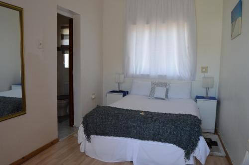 吕德里茨Villelodge Accommodation的卧室配有白色的床和窗户。