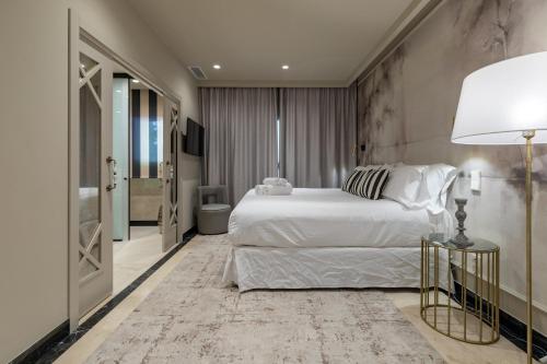 德尼亚Maison Marineta的卧室配有白色大床和灯