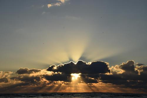 拉贝尔讷里昂雷茨TY BIHAN的太阳躲在云层的海洋上