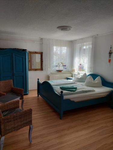 布雷格海滨酒店的一间卧室配有一张大床和一把椅子