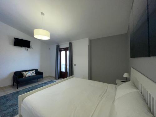 夏约法Magnifico chalet en Chayofa的卧室配有一张白色的大床和一张沙发。