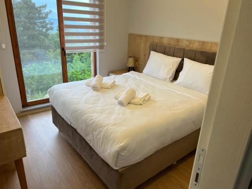 奥尔杜May Villas的一间卧室配有一张带两个枕头的床
