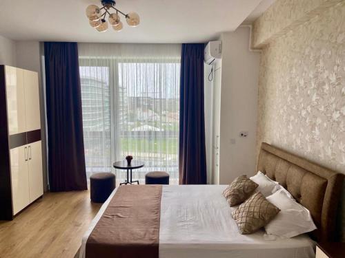 Seaside Studio Onix Blue Residence Mamaia Nord客房内的一张或多张床位