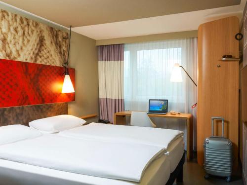 苏黎世苏黎世阿德利斯维尔宜必思酒店的酒店客房配有一张床和一张带电脑的书桌