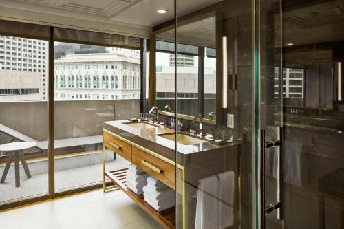 旧金山Hyatt Regency San Francisco的一间带水槽和大窗户的浴室