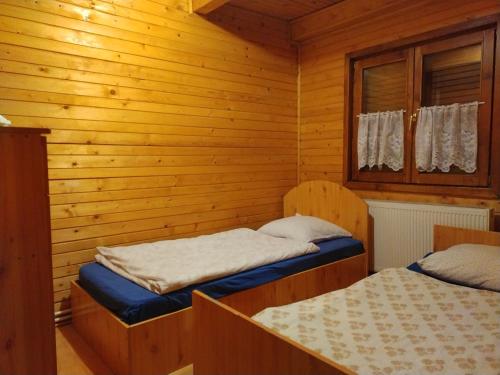 红湖Cabana DUY-KAY的小木屋内带两张床的房间