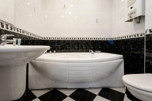 巴库Gardenian Hotel Baku的带浴缸、盥洗盆和卫生间的浴室