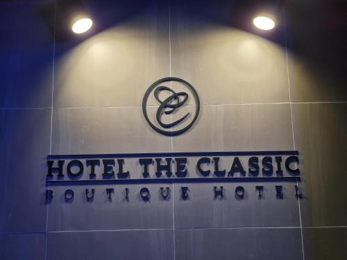 蔚山Hotel The Classic的浴室墙上的酒店标志