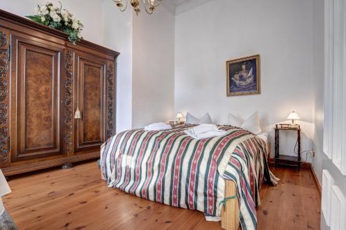 黑灵斯多夫Villa Minheim - FeWo 04的一间卧室配有带条纹毯子的床