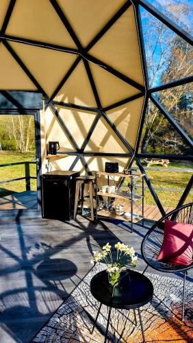 萨拉茨格里瓦Glamping dome tent BUUDA的一个带桌椅的大型帐篷