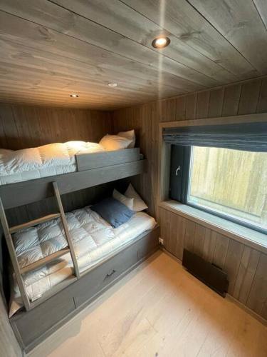 海姆瑟达尔Fjellnest Hemsedal的一间小房间,内设两张双层床