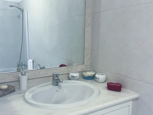 阿尔曼萨Beautiful apartment set in the heart of Quinta的一间带水槽和镜子的浴室