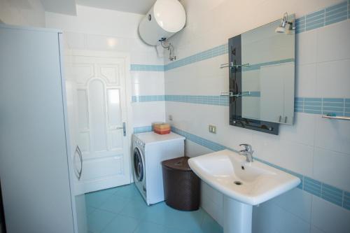 都拉斯Premium Selection Apartments的一间带水槽和洗衣机的浴室