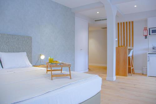丰沙尔Casal da Penha Apartments的卧室配有白色的床和桌子